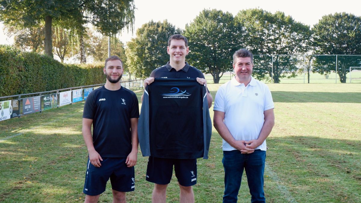 Übergabe der neuen Präsentationskleidung durch Markus Engelke (Wohnmobile Engelke) mit den Spielern (v.l.) Hendrik Kahnert und Markus Albrecht