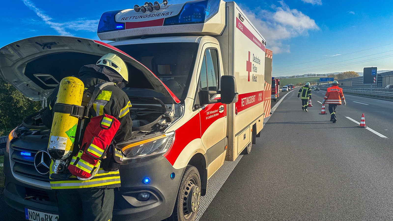 Flammen im Motorraum eines RTW: Feuerwehr im Einsatz