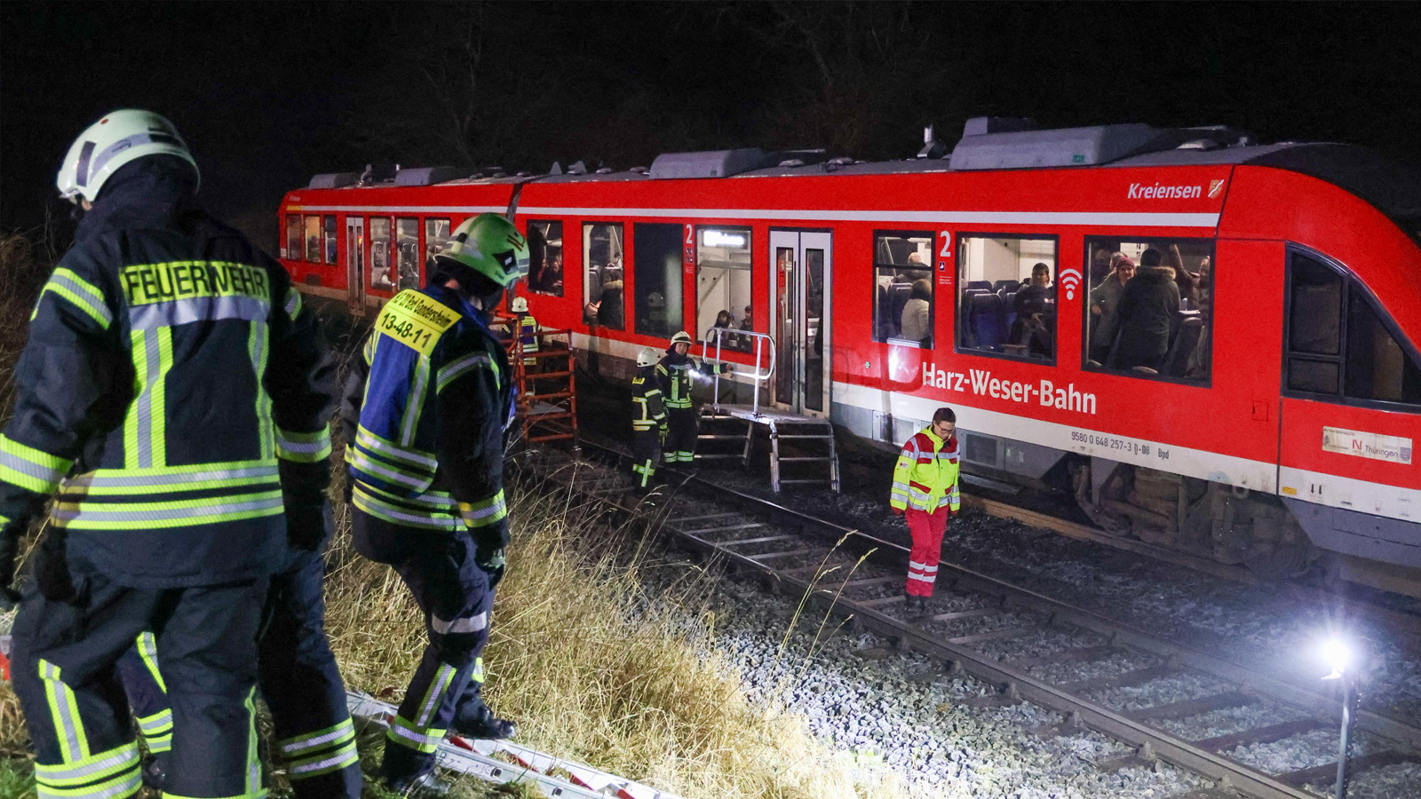Kollision zwischen Zug und Auto bei Bad Gandersheim: Bahnstrecke stundenlang gesperrt