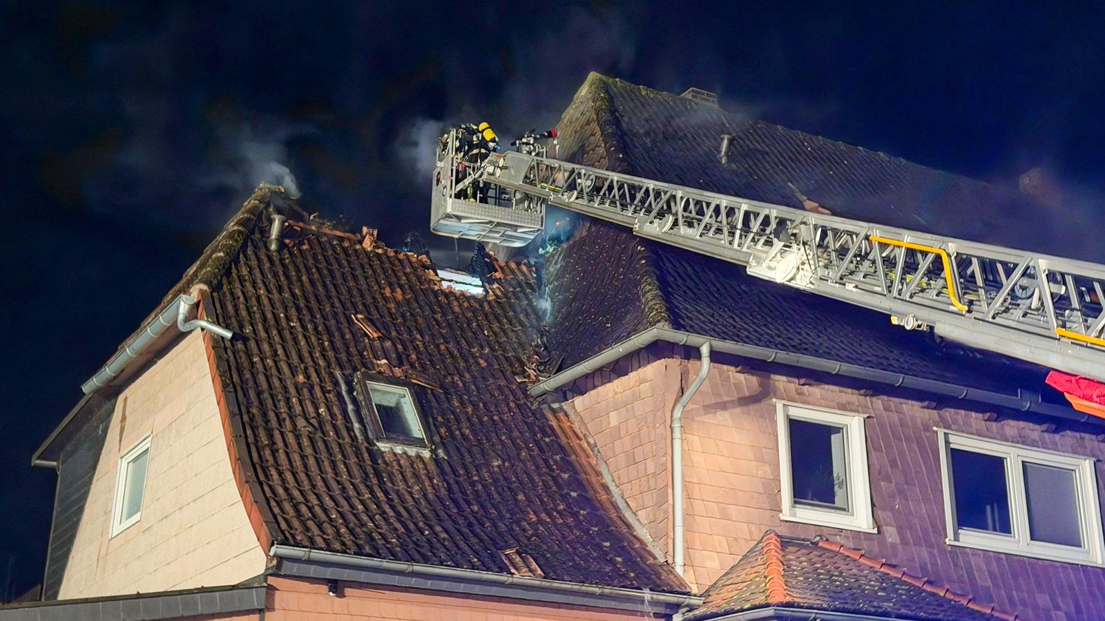 Brand in Relliehausen: Drei Bewohner retten sich – Schaden von rund 100.000 Euro