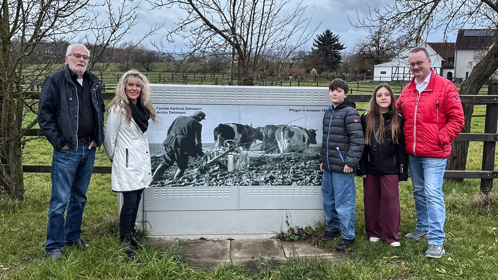 Dorfgeschichte hautnah: Erster gestalteter Stromkasten in Amelsen enthüllt