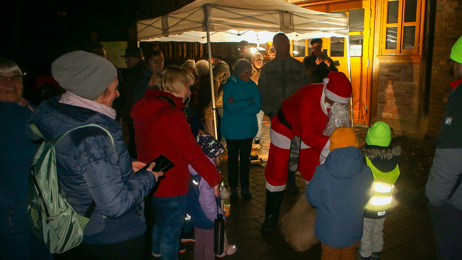 Weihnachtsbaum-Aufstellen bringt in Amelsen festliche Adventsstimmung und viele Besucher zusammen