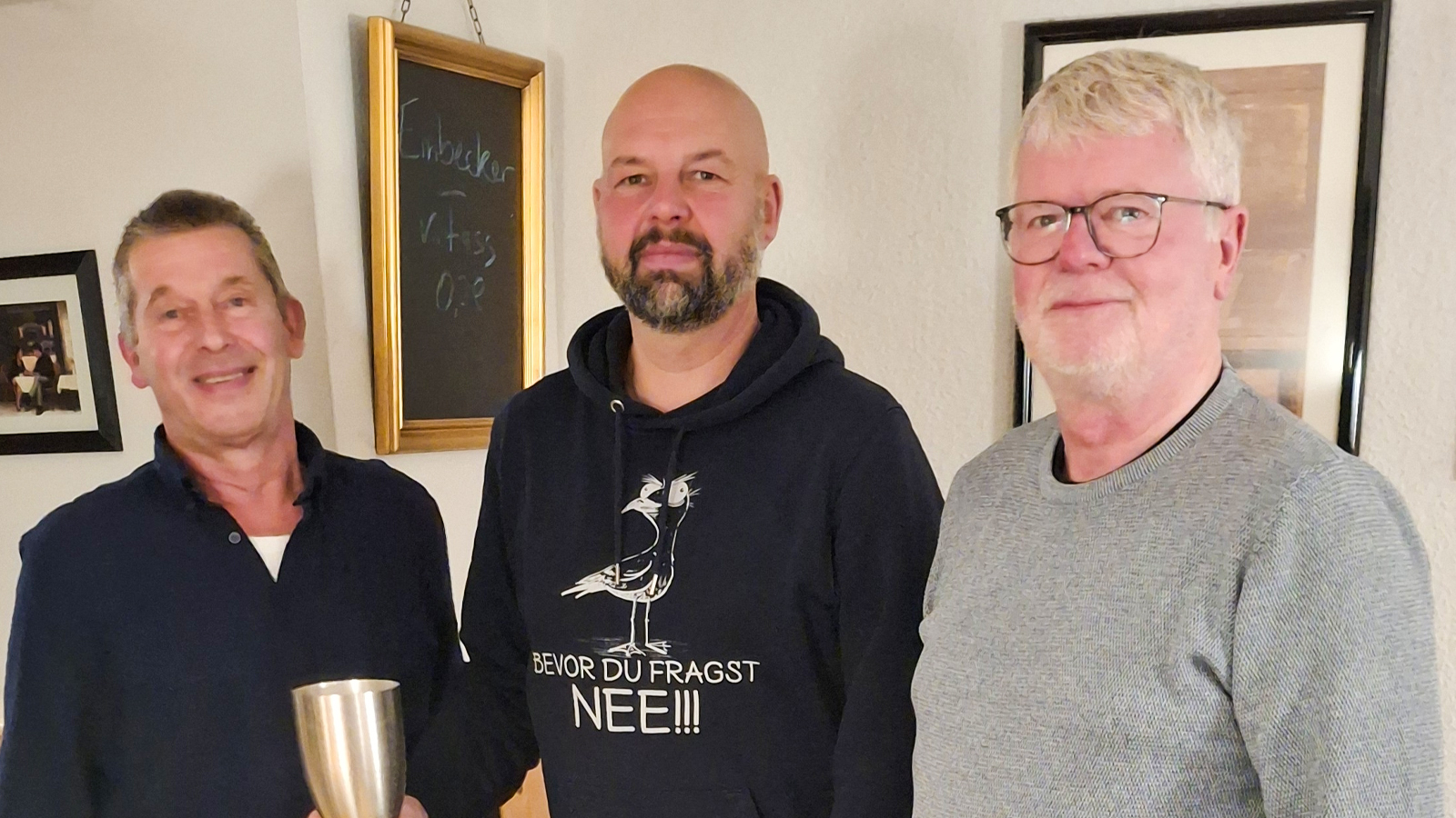 Siegfried Peckmann ehrt das Siegerdoppel. Siegfried Peckmann ehrt das Siegerdoppel.