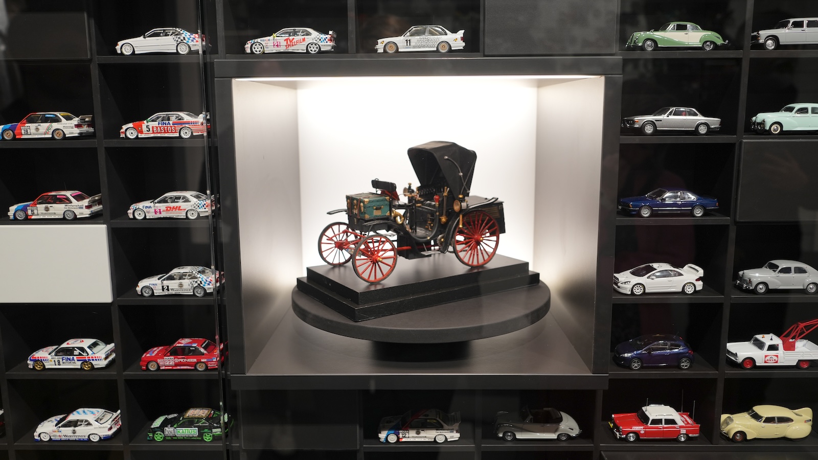 Neue Erlebniswelt im PS.Speicher: Faszinierende Geschichten hinter mehr als 8.000 Modellfahrzeugen