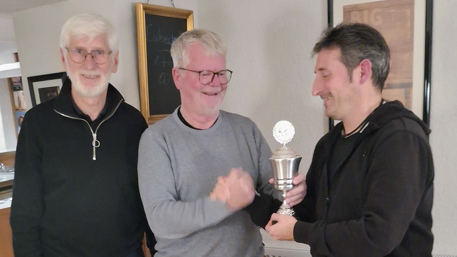 Ehrung für Florian Schaper durch Siegfried Peckmann, links daneben Finalist Eckhard Kues. Ehrung für Florian Schaper durch Siegfried Peckmann, links daneben Finalist Eckhard Kues.