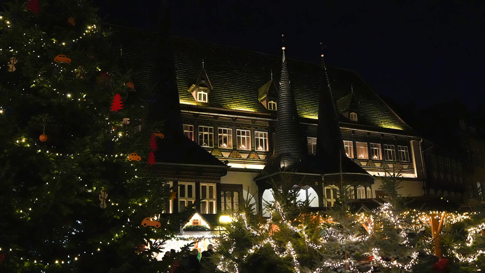 Endlich eröffnet: Winterzauber im Einbecker Weihnachtsdorf