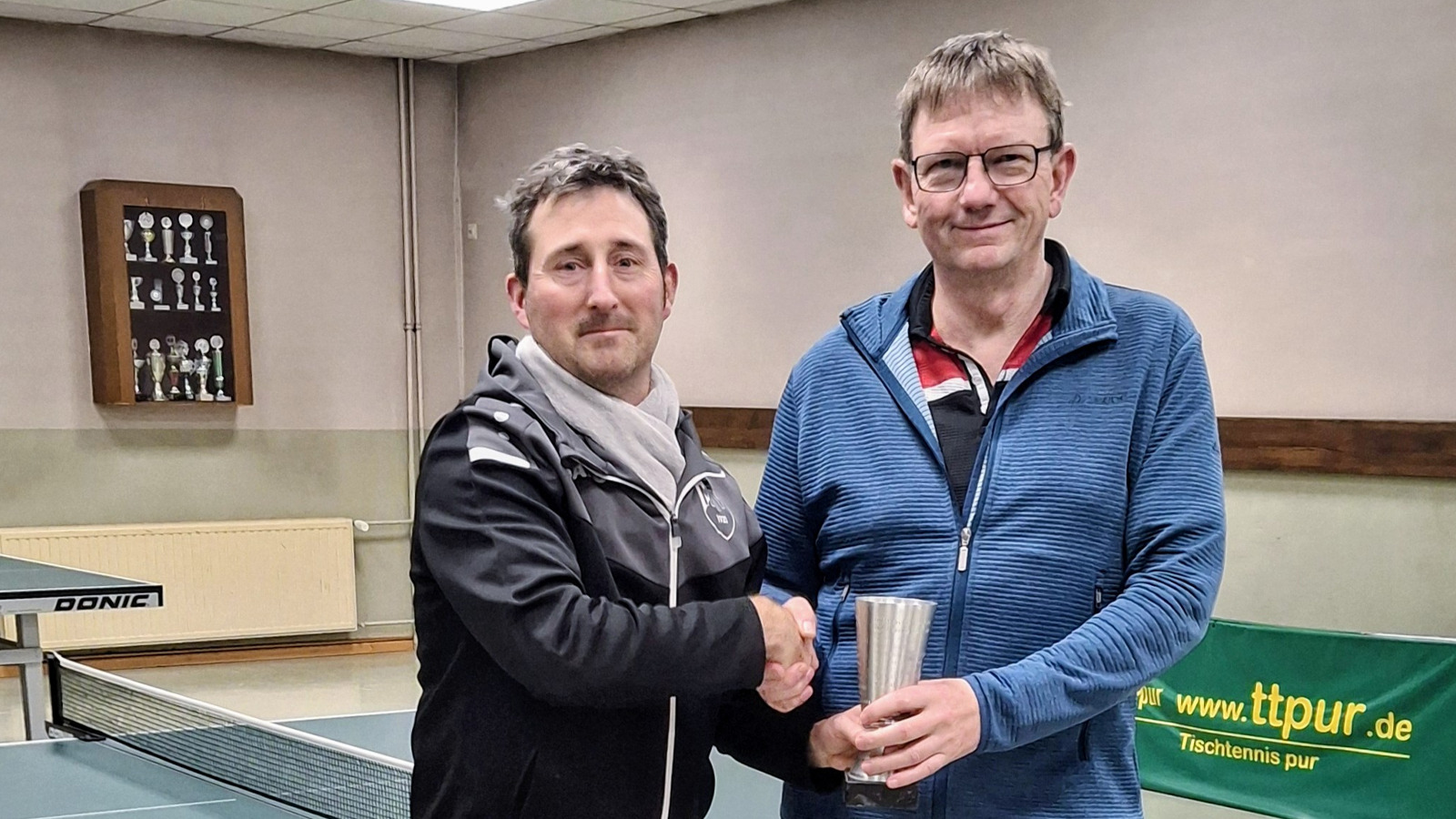 Florian Schaper ehrt Lutz Zellmer. Florian Schaper ehrt Lutz Zellmer.