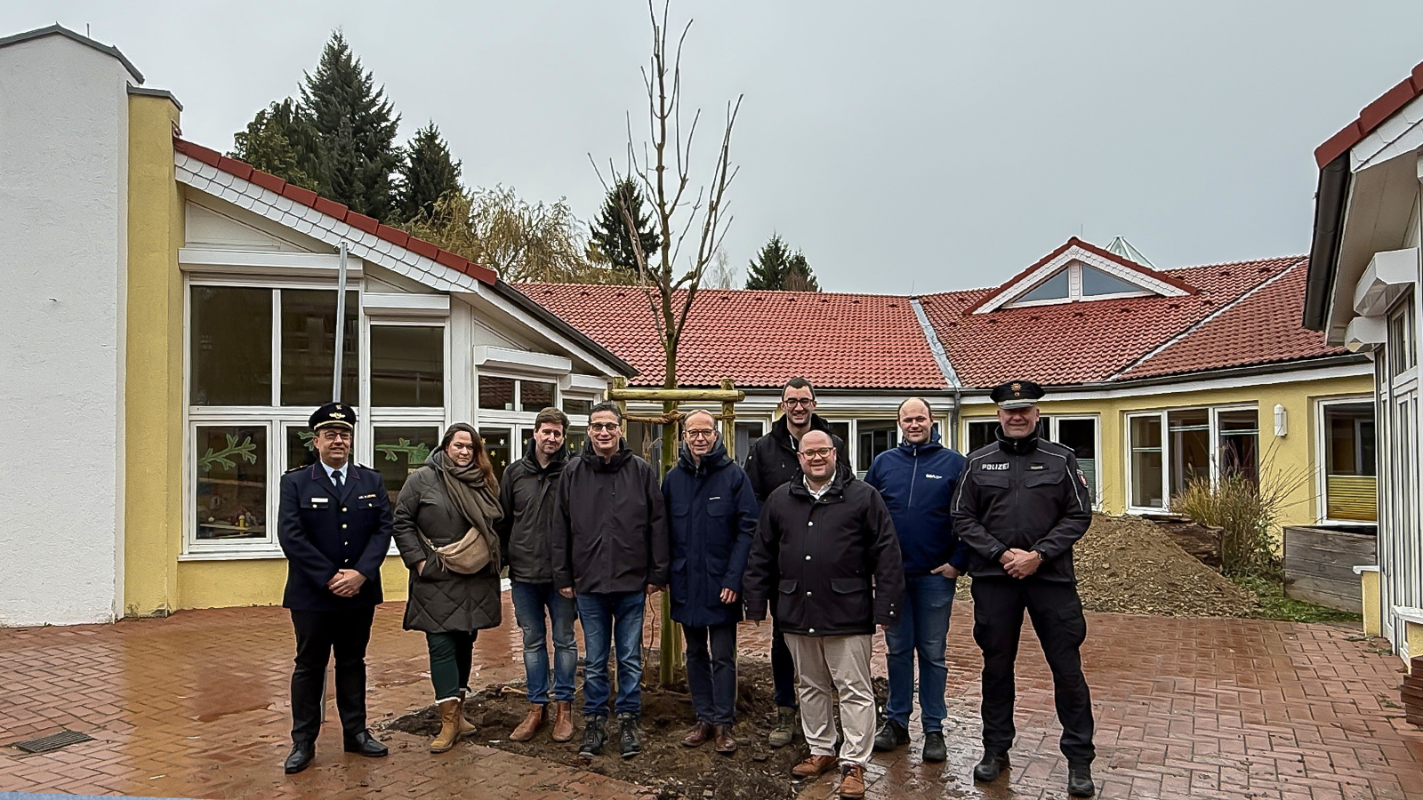 Lebenshilfe Einbeck setzt dank Spenden ihre Baumpflanzaktion fort und verbessert Spielbereiche für Kinder