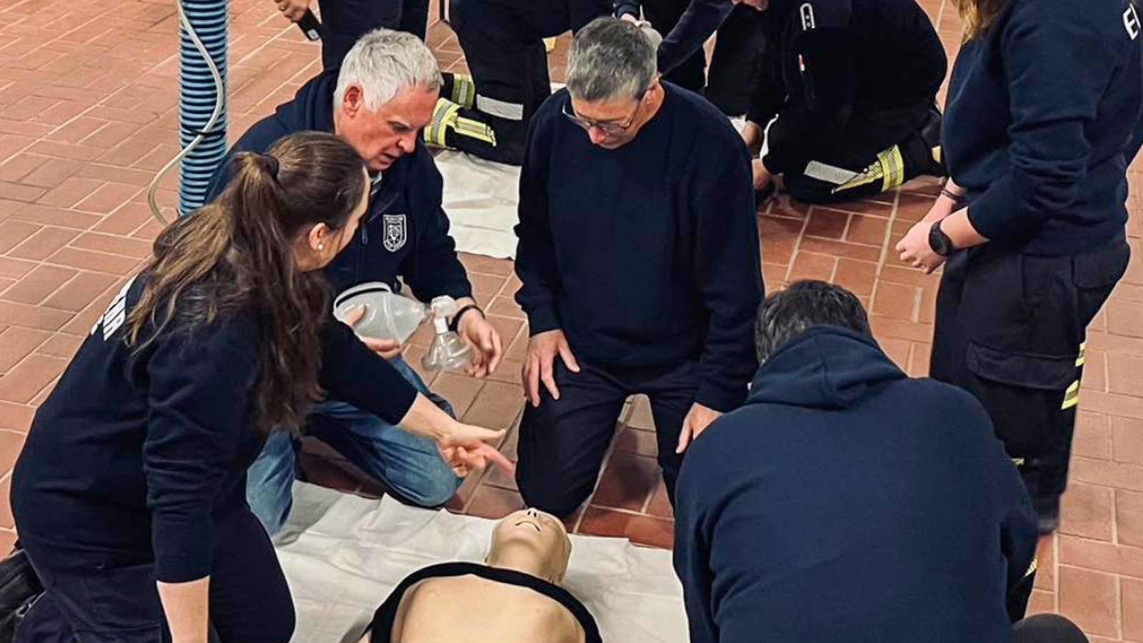 Wenn Sekunden zählen: Feuerwehr Dassel übt Reanimation, stabile Seitenlage und AED-Einsatz