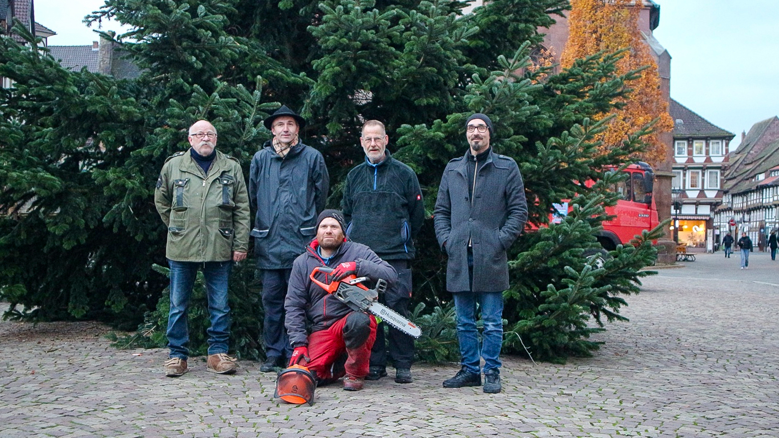 Hilwartshäuser Nordmanntanne schmückt den Einbecker Marktplatz und kündigt den Weihnachtsbeginn an