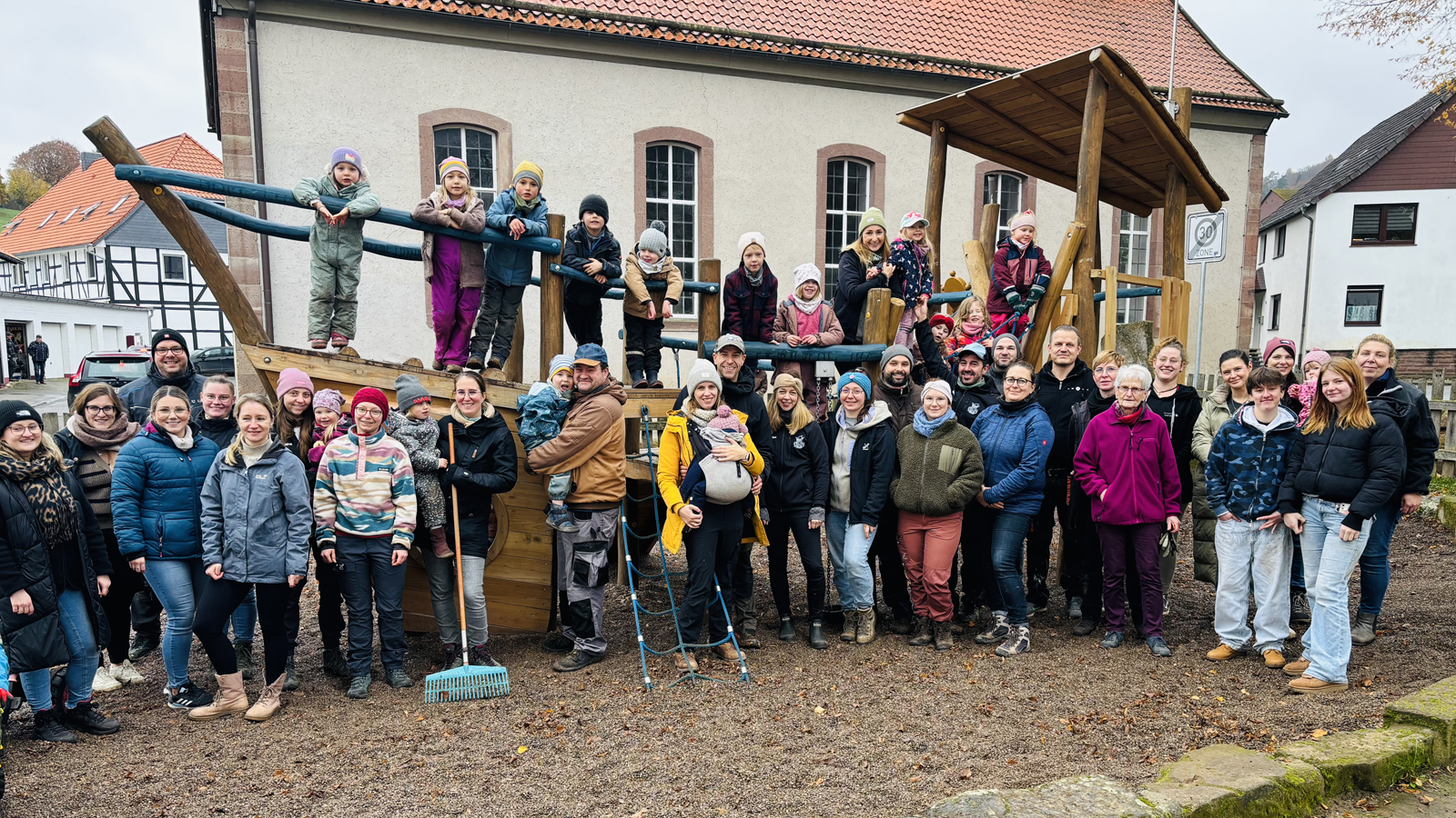 Herbstputz im Löwenherzpark: Förderverein und Familien bereiten den Mehrgenerationenpark auf den Winter vor