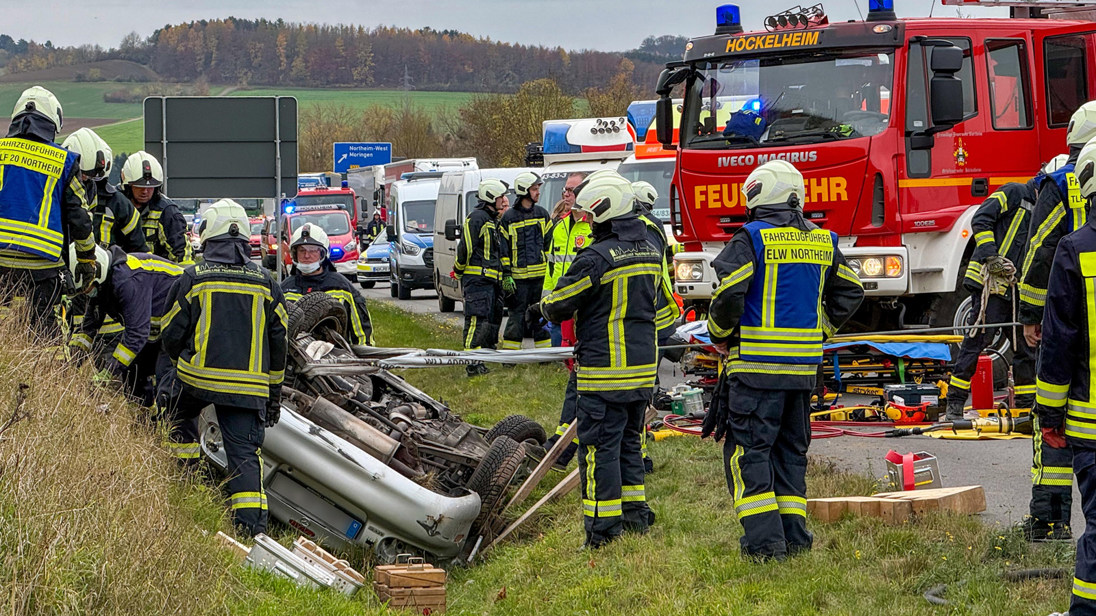 Überschlag auf der A7: Großeinsatz von Feuerwehr, Polizei und Rettungsdienst