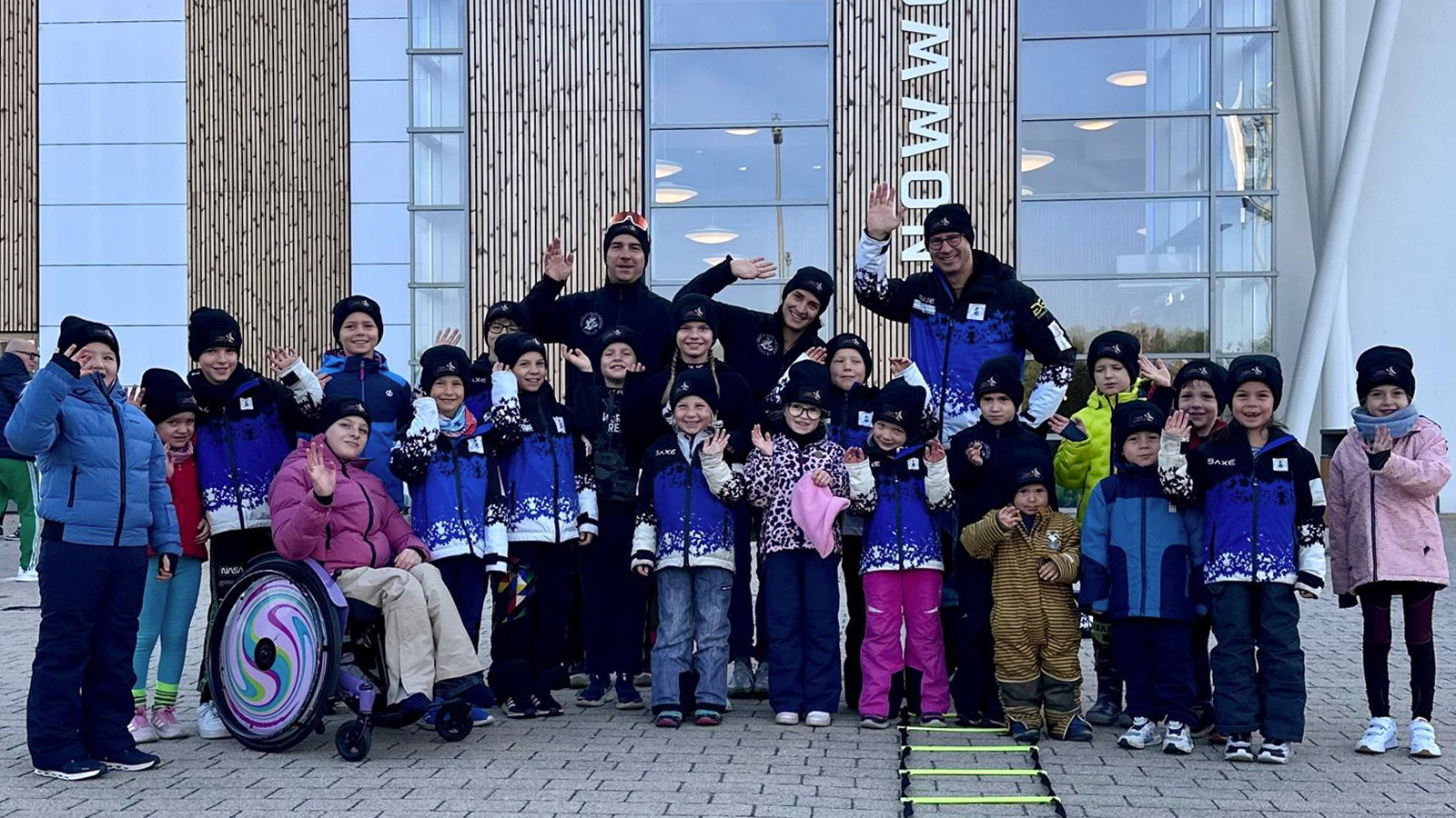 Neue Mützen von der Zahnzauberwelt Göttingen vor der Snowworld Bispingen.