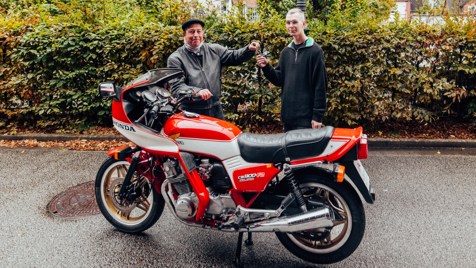 Kevin Kamphaus (r.) bei der Schlüsselübergabe des Gewinnspielmotorrads durch den Zweirad-Kurator des PS.SPEICHER, Andy Schwietzer.       Kevin Kamphaus (r.) bei der Schlüsselübergabe des Gewinnspielmotorrads durch den Zweirad-Kurator des PS.SPEICHER, Andy Schwietzer.
