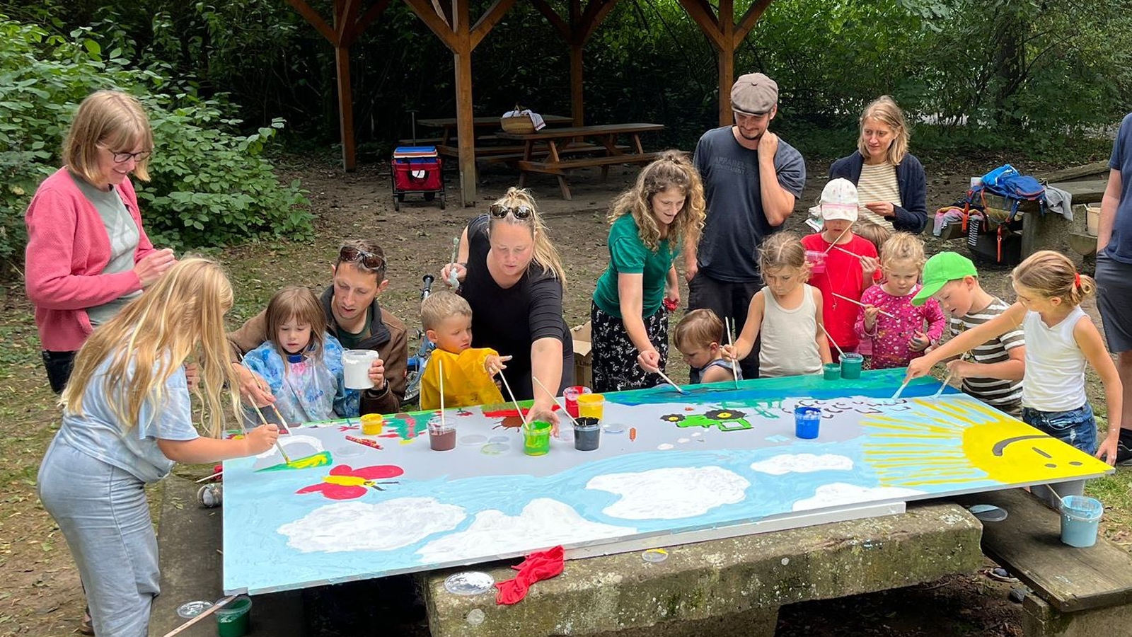 Kinder aus Hullersen gestalten neues Bild für das Bushaltehäuschen