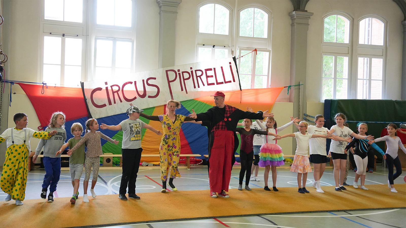 Mit Comedy und Begeisterung: „Circus Pipirelli“ tritt mit jungen Talenten auf