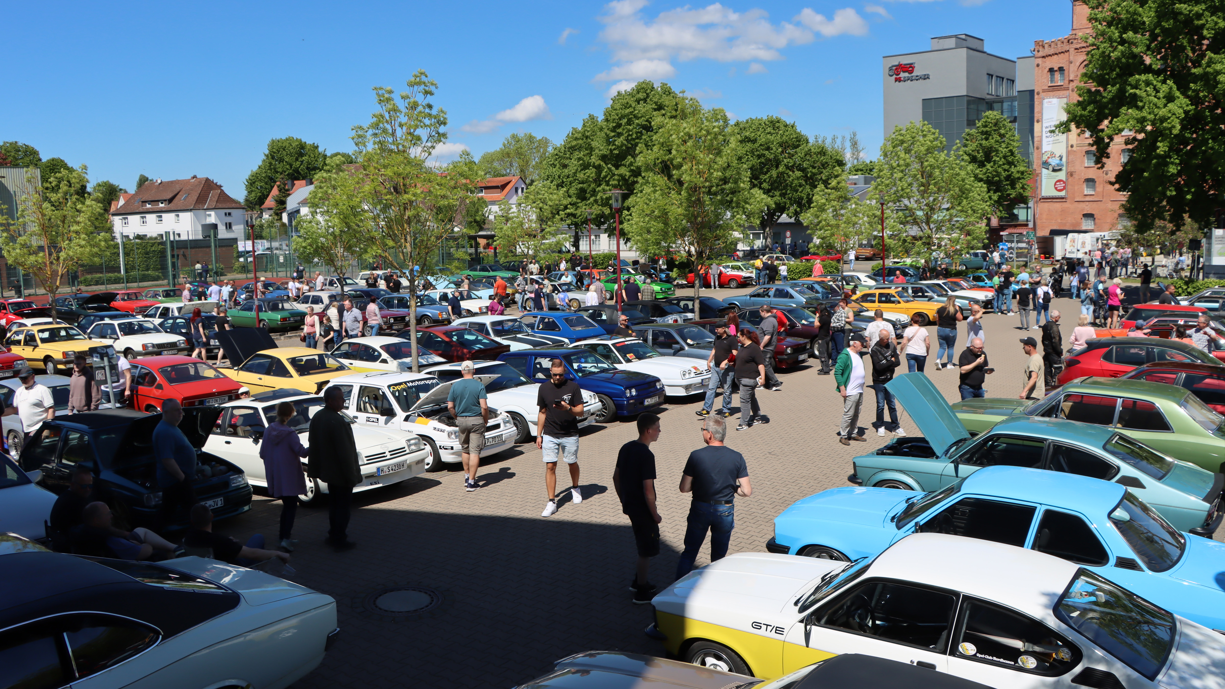 Hunderte Besucher beim Alt-Opel-Treffen auf dem Gelände des PS.Speichers in Einbeck