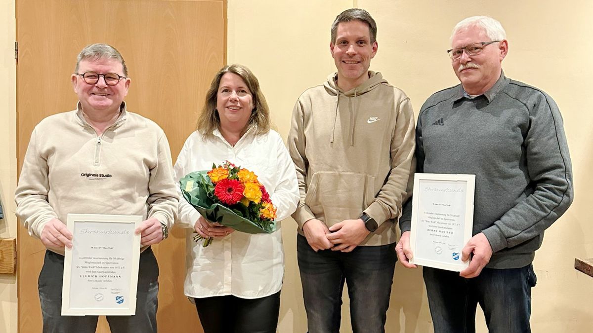 Verabschiedungen und Ehrungen: (von links) Ullrich Hoffmann (50 Jahre im Verein und ehemaliger Fußballfachwart), Sandra Gottschalk (9 Jahre Schriftführerin), Marco Washausen (14 Jahre 2. und 1. Vorsitzender) und Bernd Hanisch (50 Jahre im Verein). Es fehlt Nadine Fette (25 Jahre im Verein)