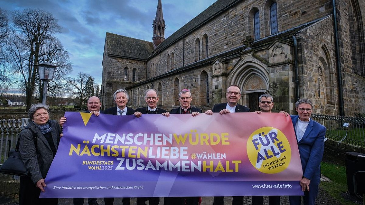 Vertreterinnen der Niedersächsischen evangelischen Kirchen sowie der katholischen Kirche werben für die Kampagne "Für alle. Mit Herz und Verstand.", unter ihnen  Landesbischof Ralf Meister (Hannover) und Bischof Dr. Heiner Wilmer (Hildesheim) (beide in der Mitte). 