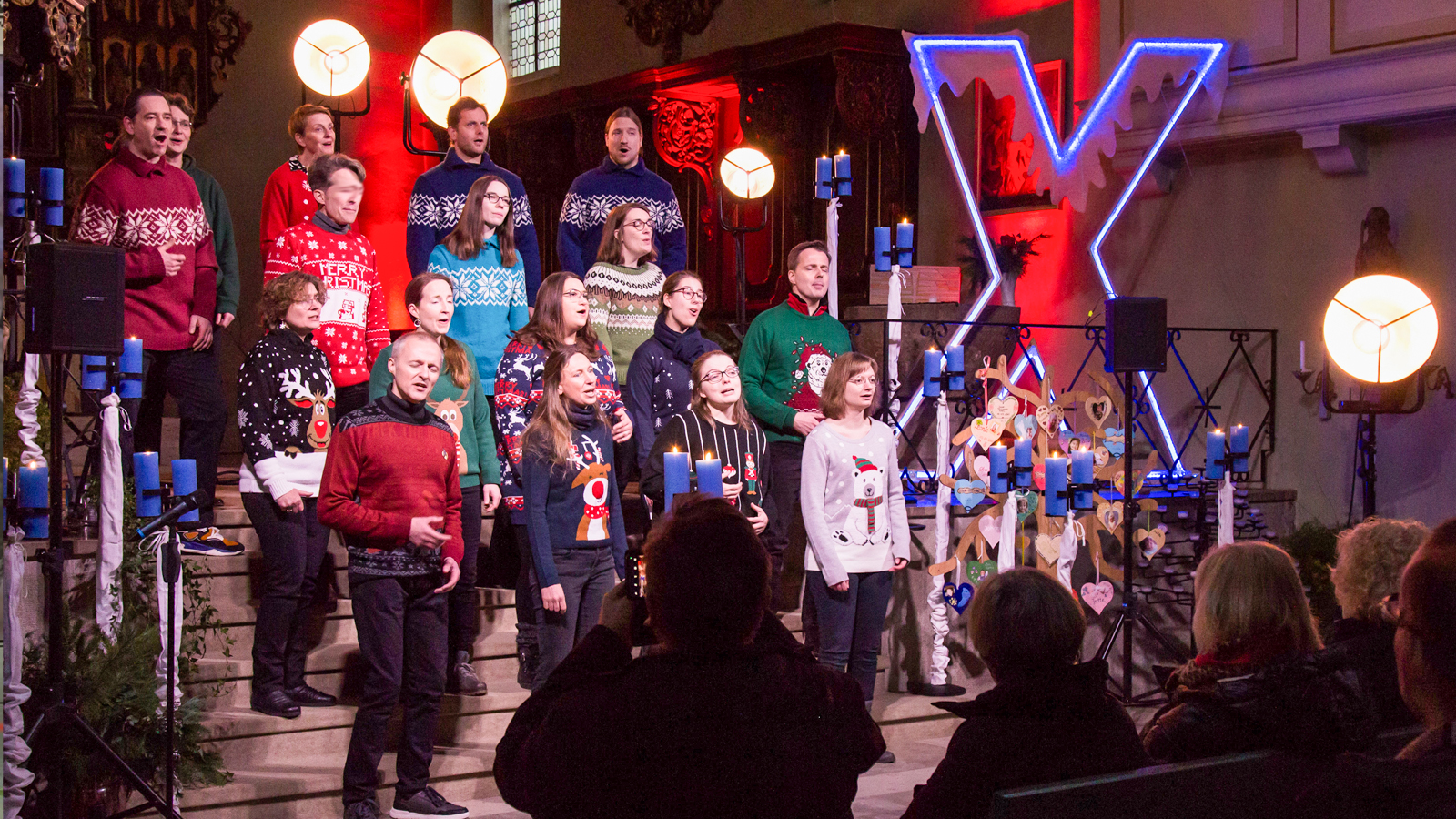 Eine Stunde Weihnachtsmagie: Chor „Das Xperiment“ bringt stimmungsvolle Melodien in die Münsterkirche