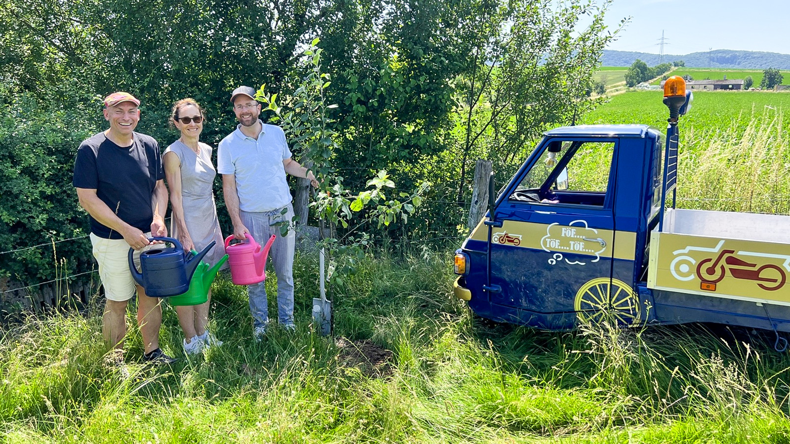 FörderFreunde PS.SPEICHER pflanzen Apfelbaum in Negenborn und setzen Baumchallenge fort