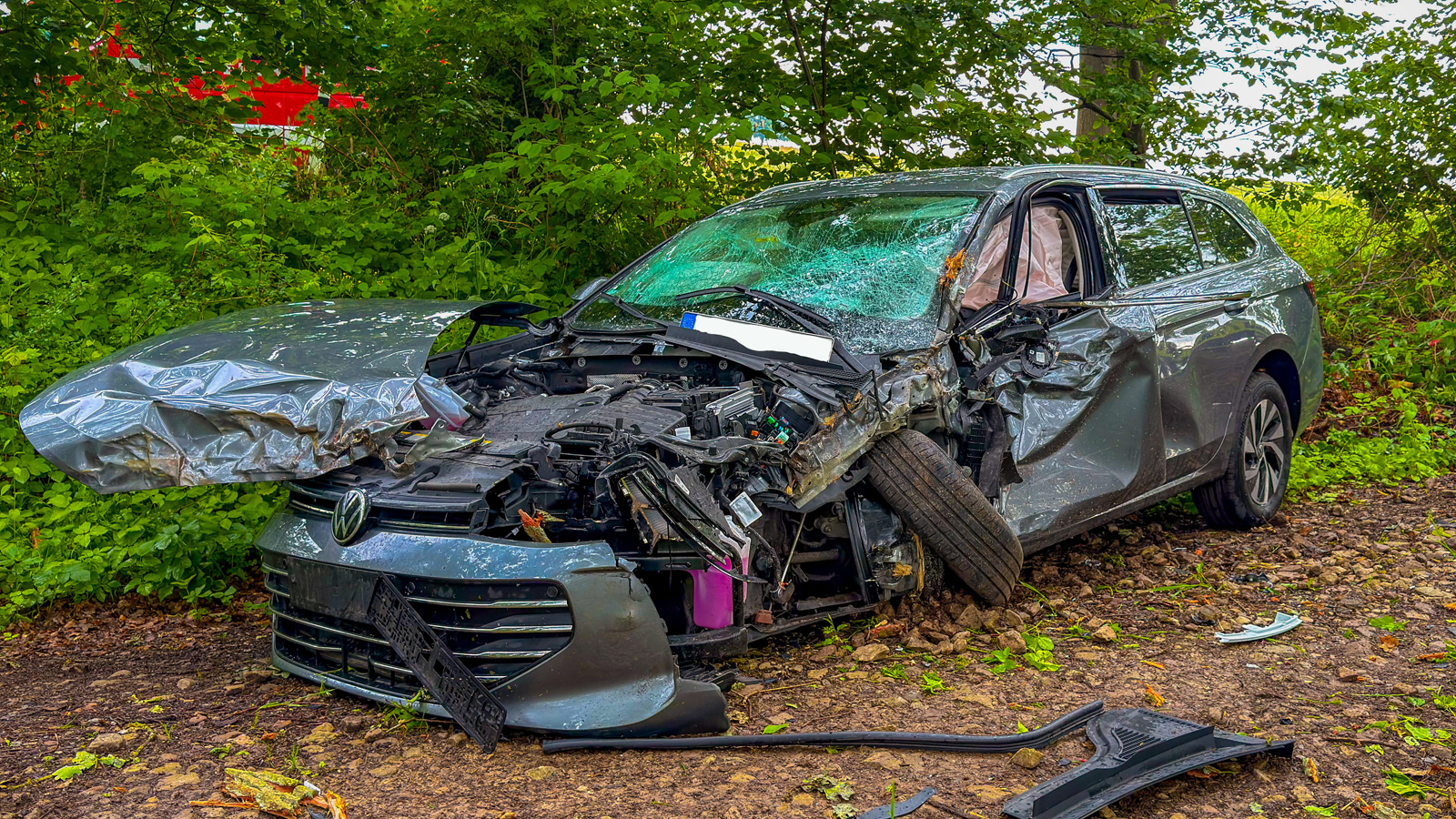 Auto prallt bei Amelith gegen Baum: Ersthelfer befreit Fahrerin vor Eintreffen der Feuerwehr