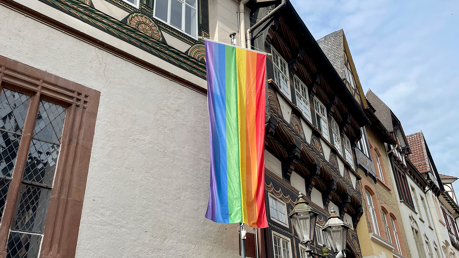 Stadtverwaltung Einbeck hisst zum Pride Month erneut die Regenbogenflagge als Zeichen für Vielfalt