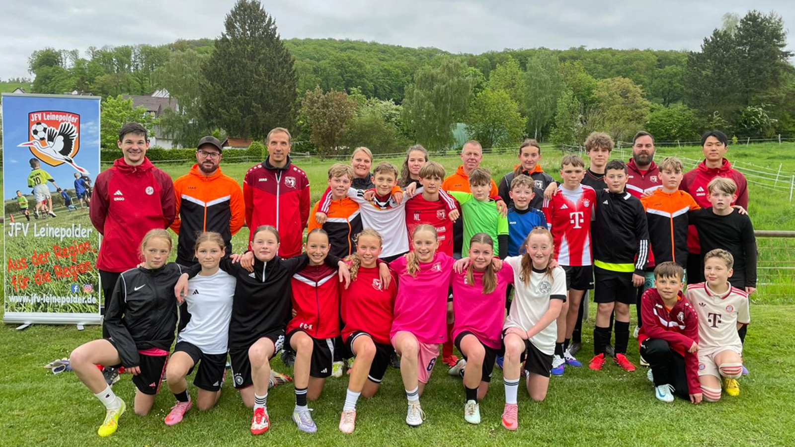 DFB-Mobil begeistert Nachwuchsfußballer des JFV Leinepolder auf dem Sportplatz in Vogelbeck