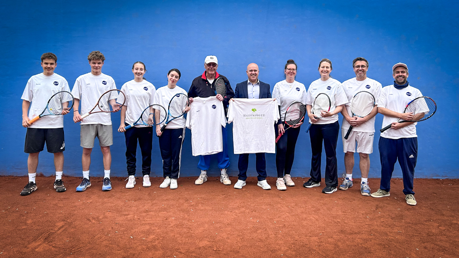 Hotel Hasenjäger spendiert neue T-Shirts für das Trainerteam von Blau-Weiß Einbeck