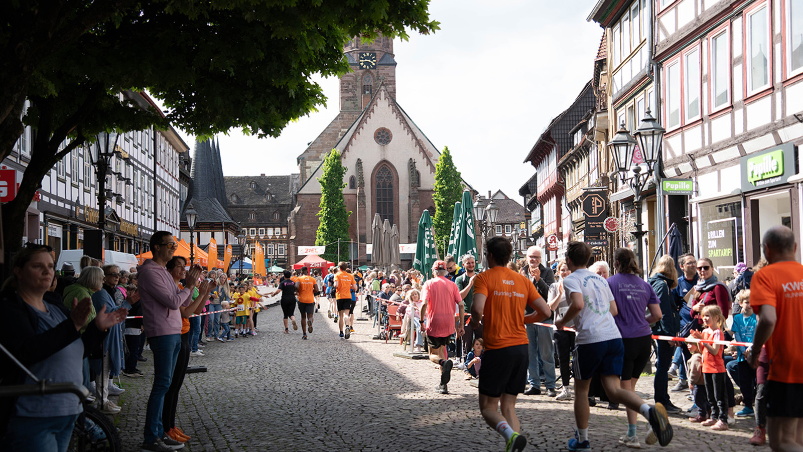 Einbeck läuft gemeinsam: Sport, Teamgeist und ein starkes Zeichen für Demokratie beim Bierstadtlauf der Altstadt 