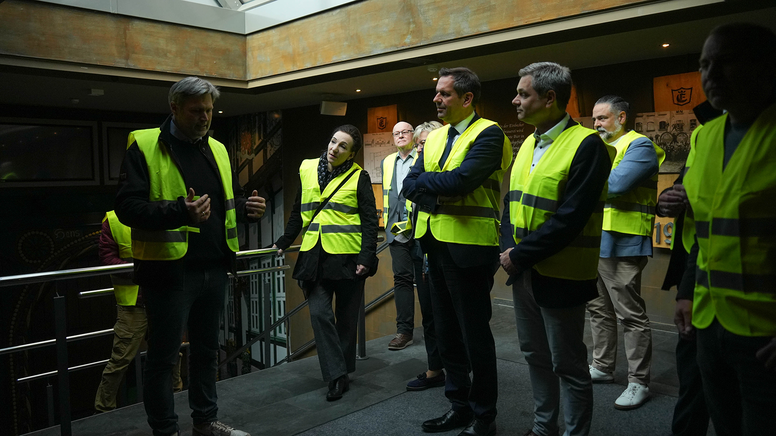 Ministerpräsident Olaf Lies informiert sich im Einbecker Brauhaus über Brauerei und Markttrends
