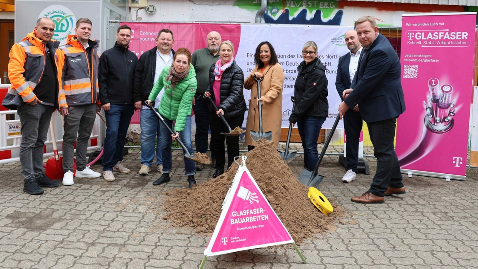 Symbolischer Spatenstich markiert Start für weiteren Glasfaserausbau in elf Kommunen im Landkreis