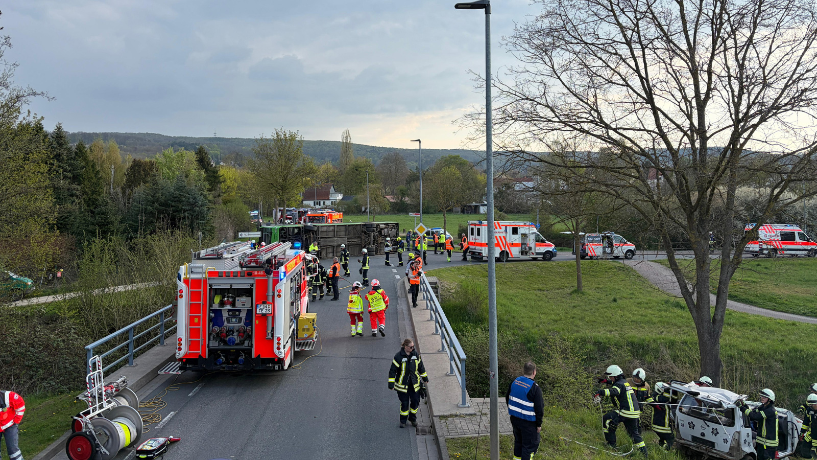 Über 100 Einsatzkräfte bei Übung in Einbeck: Busunglück und Vermisstensuche realitätsnah trainiert