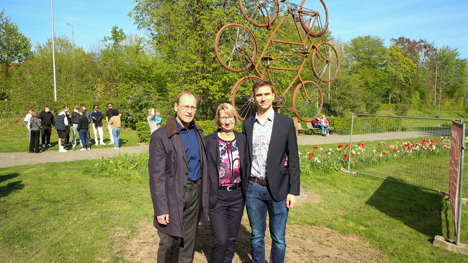 Stadt Einbeck weiht Fahrradskulptur ein: Kunstwerk im Stukenbrok-Park erinnert an Henry Schwerdtfeger