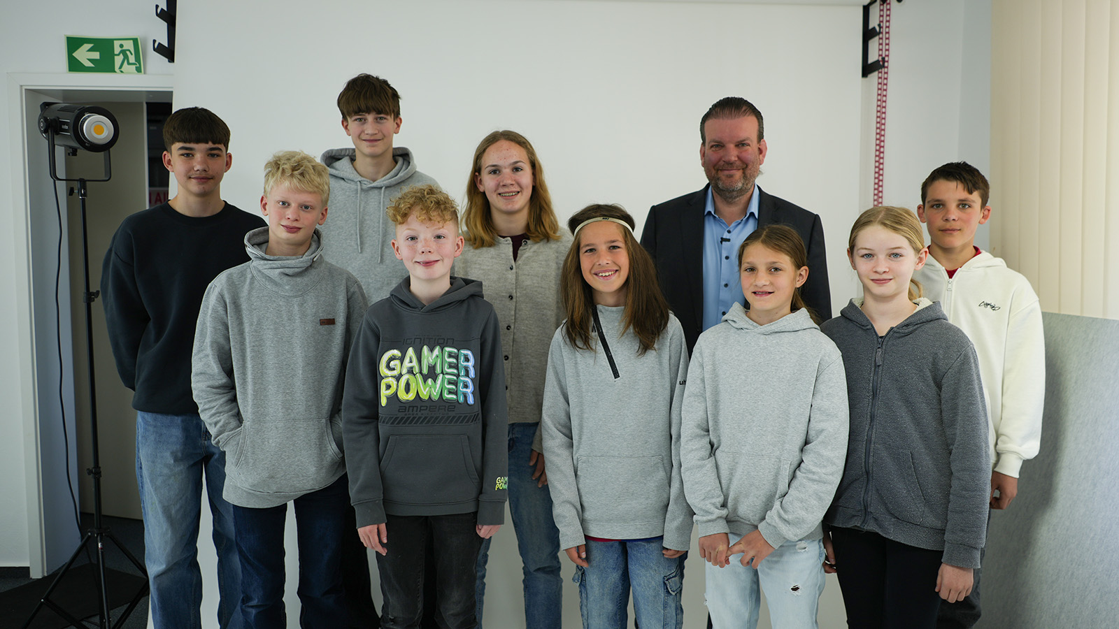 Neun Schülerinnen und Schüler blicken bei Weser-Ith News und HRmove.it hinter die Kulissen