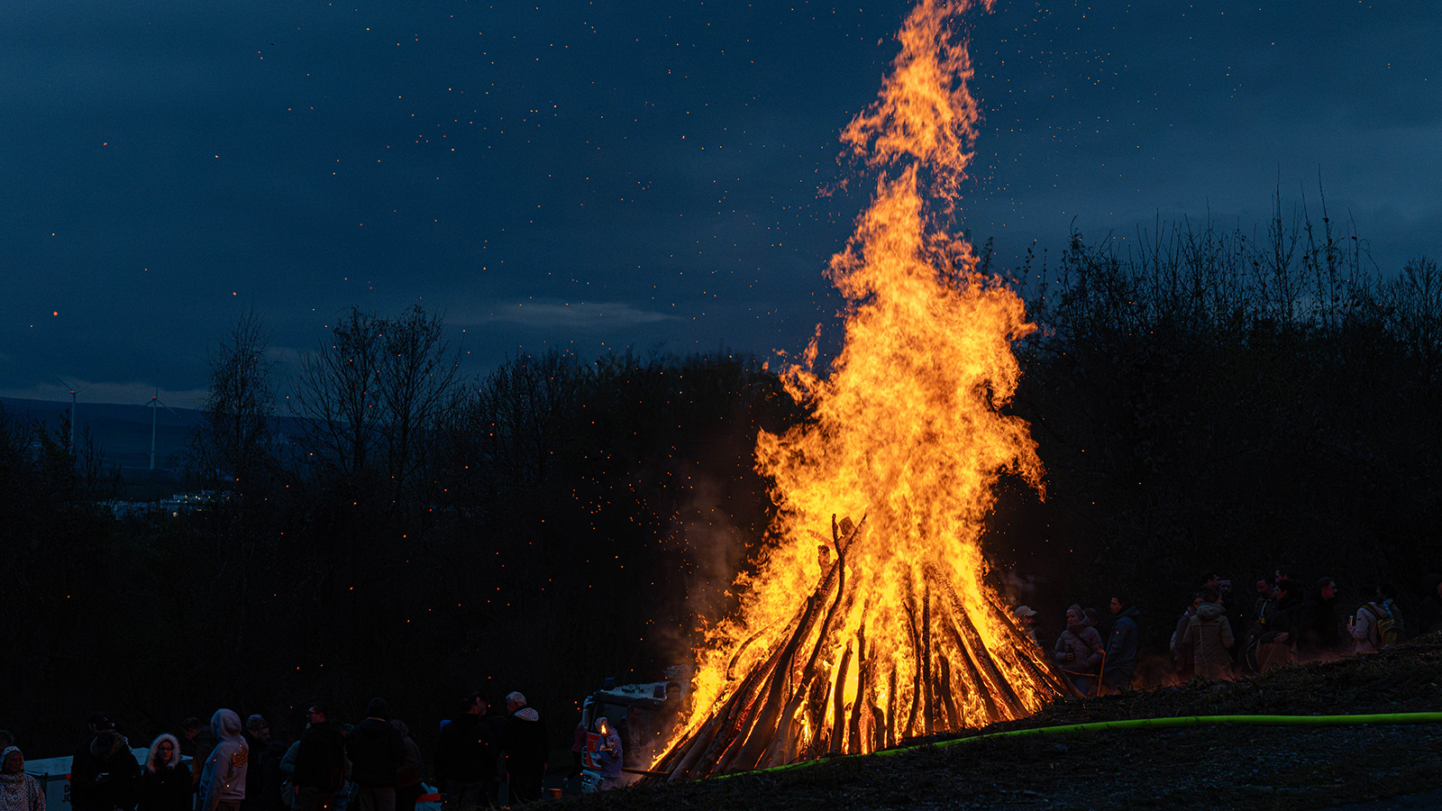 Osterfeuer in Einbeck zieht viele Besucher an – Rückkehr zur klassischen Feuerform kommt gut an