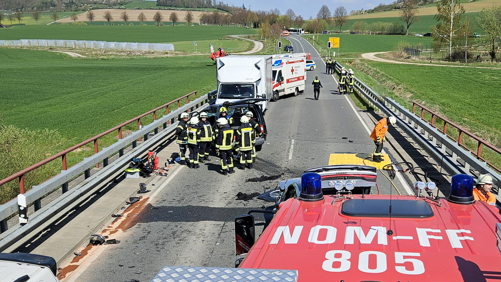 Feuerwehren und Rettungsdienst im Großeinsatz: Schwerer Unfall auf B445 bei Sebexen fordert mehrere Verletzte