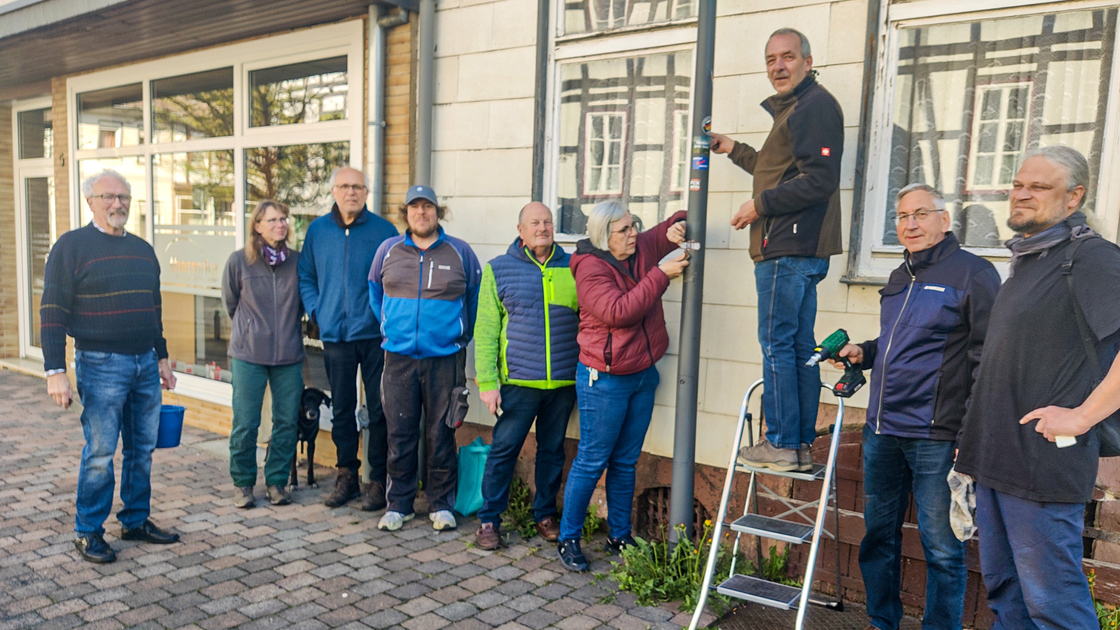 SPD Dassel initiiert Aktion: Bürgerinnen und Bürger entfernen Aufkleber aus dem Stadtbild der Kernstadt