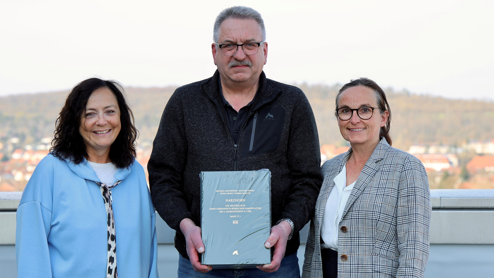 Landkreis Northeim würdigt Entdecker der Römerschlacht am Harzhorn für Hinweis von 2008