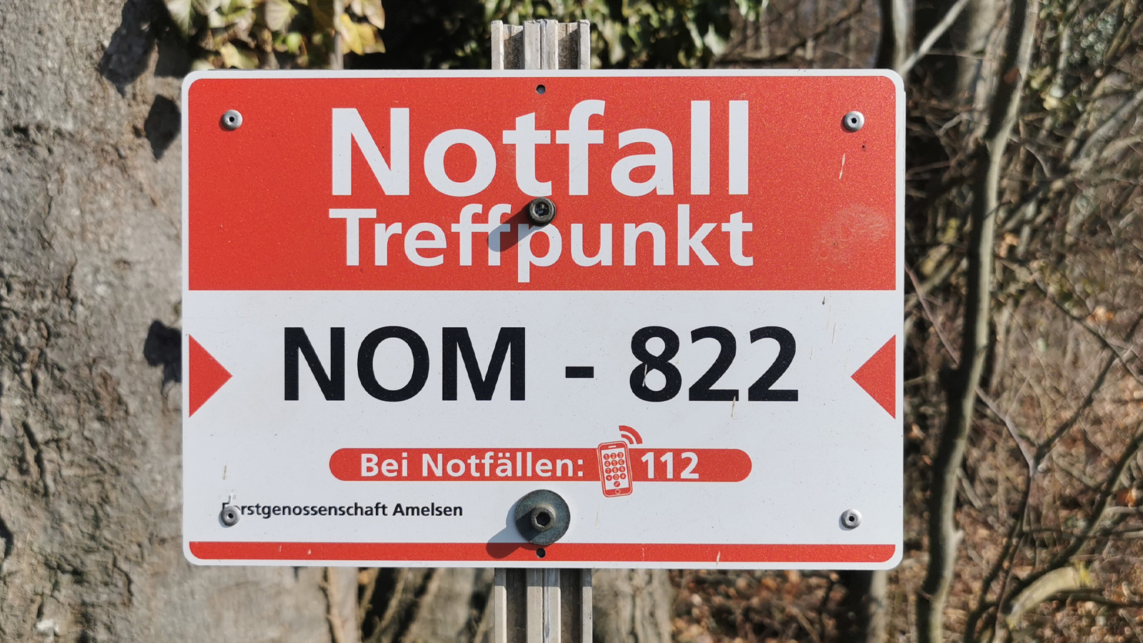 Sicherheit im Wald: Forstgenossenschaft Amelsen stellt neue Rettungsschilder auf​