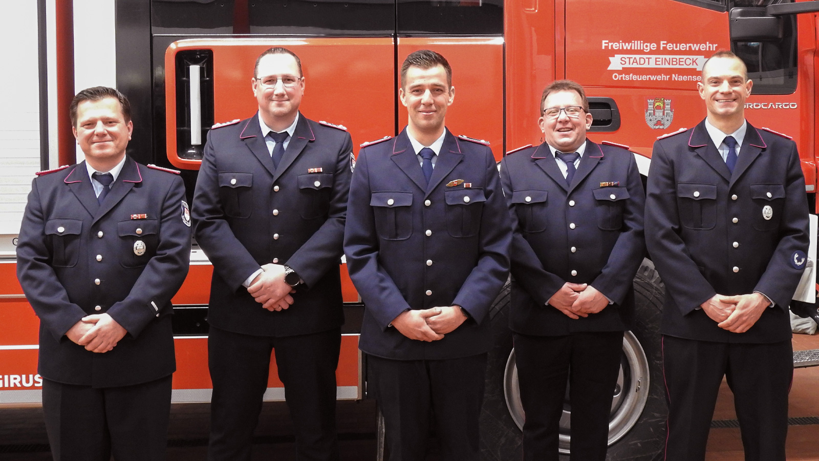 Scheidende und Neue Kommandomitglieder: René Buchhagen (ehemaliger stellvertretender Ortsbrandmeister / neuer Gruppenführer LF 10), Jens Jacke (ehemaliger Gruppenführer LF 10 / neuer stellvertretender Ortsbrandmeister), Hannes Kelpe (ehemaliger stellvertretender Jugendfeuerwehrwart / neuer Jugendfeuerwehrwart), Sebastian Dorn (ehemaliger Jugendfeuerwehrwart) und Nikolas Dickhuth (Ortsbrandmeister).
