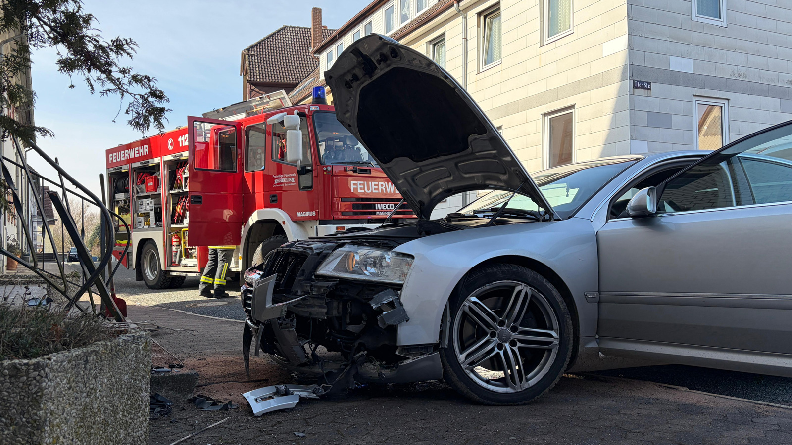 Riskante Flucht vor der Polizei endet in Salzderhelden mit Unfall und Totalschaden