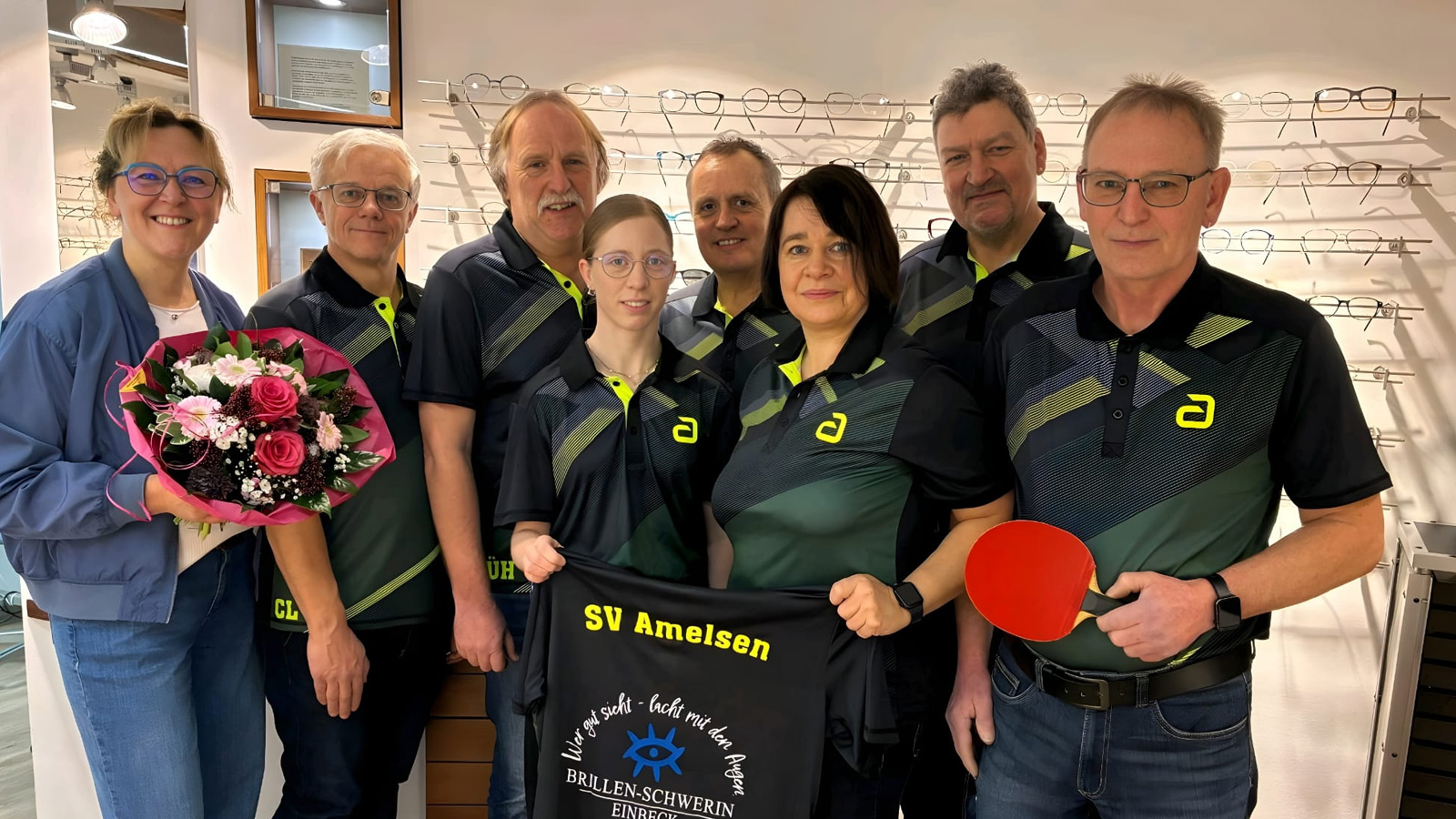 Vierfache Unterstützung: SV Amelsen glänzt in neuen Trikots von „Brillen Schwerin“