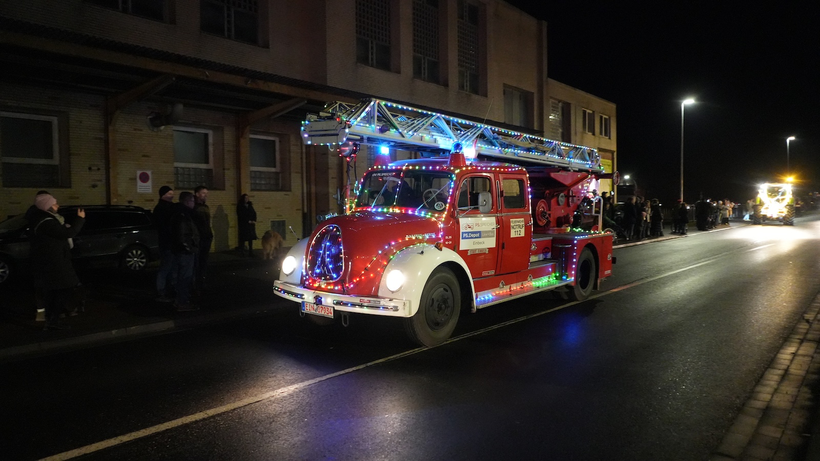 Lichtermeer der Superlative: Über 100 Fahrzeuge sammeln 21.000 Euro für den guten Zweck
