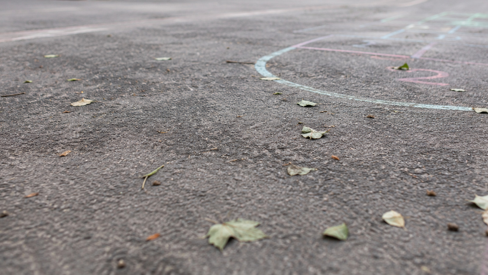 Schluss mit freiem Zugang für die Öffentlichkeit: Schulhof-Spielplatz am Teichenweg wird wegen Problemen gesperrt